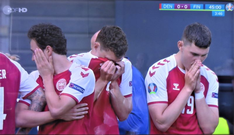 Vì sao tiền vệ đội tuyển Đan Mạch đột qụy trên sân bóng?